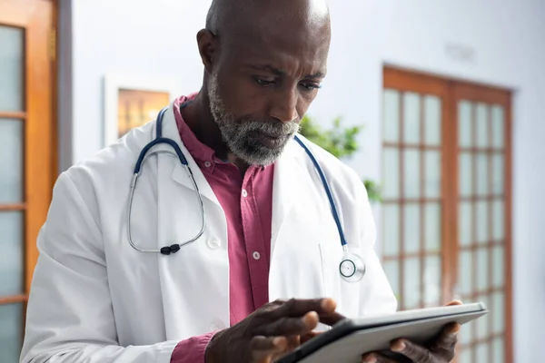 Médecin Afro Américain Portant Stéthoscope Aide Une Tablette Cabinet Médecin — Photo