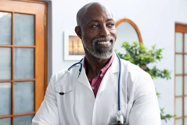 Glad Afrikansk Amerikansk Manlig Läkare Med Stetoskop Och Leende Läkarmottagningen — Stockfoto