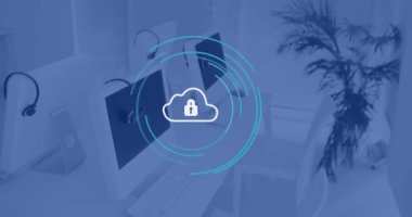 Ofisteki bilgisayarlarda bulut simgesi ve mikroskop animasyonu. Küresel bağlantılar, işletme, finans, dijital arayüz, bulut hesaplama ve veri işleme kavramı dijital olarak oluşturulmuş video.