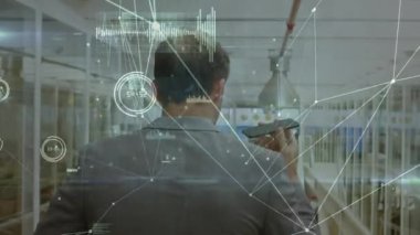 Kafkasyalı iş adamının ofisteki akıllı telefondan konuştuğu ağ bağlantılarının animasyonu. Küresel ağ ve iş teknolojisi kavramı