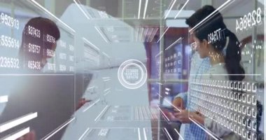 Bilgisayarı kullanan Kafkas iş kadınının finansal veri işleme animasyonu. Küresel iş, finans, dijital arayüz, hesaplama ve veri işleme kavramı dijital olarak oluşturuldu.