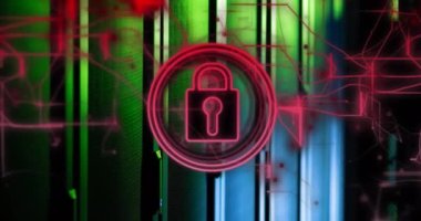 Bilgisayar sunucu odasında güvenlik kilidi simgesi ve pembe ışık izlerinin animasyonu. Siber güvenlik ve iş veri depolama teknolojisi kavramı