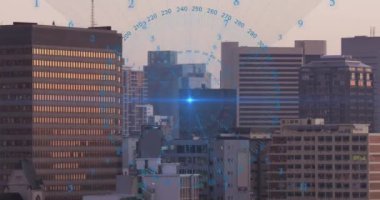 Şehir manzarasının havadan görüntüsüne karşı mavi ışık noktasının etrafında dönen veri işleme animasyonu. Bilgisayar arayüzü ve iş teknolojisi kavramı