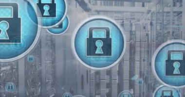 Sunucu odasındaki sunucu raflarındaki devre kartı desenleri üzerinde daireler çizerek asma kilidin animasyonu. Dijital bileşik, çoklu pozlama, güvenlik, koruma, ağ oluşturma, teknoloji, ağ sunucu kavramı.