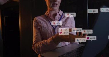 Sunucu odasında çalışan çeşitli erkek ve kadın mühendisler üzerinde sosyal medya simgelerinin canlandırılması. Sosyal medya ağı ve iş veri depolama teknolojisi kavramı