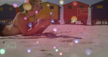 Sahilde telefonu olan beyaz kadın üzerine sosyal medya ikonu. Dijital olarak oluşturulmuş küresel sosyal medya, tatil, hesaplama ve veri işleme kavramı.