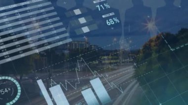 Veri işlemenin animasyonu ve iş adamları ve şehir manzarası üzerine dünya haritası. Küresel iş ve dijital arayüz, dijital olarak oluşturulan video.