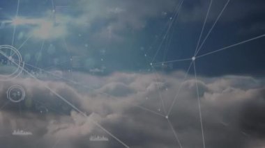 Yükleme çemberleri ile bağlantılı noktaların animasyonu, arkaplandaki yoğun bulutlara karşı grafik simgeleri. Dijital bileşik, çoklu pozlama, iletişim, rapor, iş ve ilerleme kavramı.