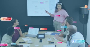 Sosyal medya simgelerinin ve numaraların ofisteki çeşitli iş adamları üzerinde canlandırılması. Dijital olarak oluşturulmuş küresel bağlantılar, iş, finans, bilgisayar ve veri işleme kavramı.