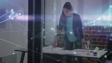 Kakuasyalı iş kadınının ofisindeki ikonlarla olan bağlantılarının canlandırılması. Küresel iş, finans, hesaplama ve veri işleme kavramı dijital olarak oluşturulmuş video.