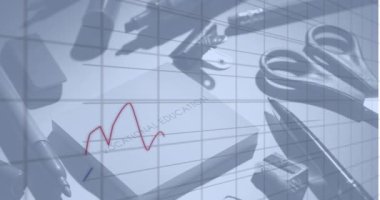 Ofis eşyalarının üzerinde finansal veri işleme animasyonu. Küresel iş, bilgisayar ve veri işleme kavramı dijital olarak oluşturulmuş video.