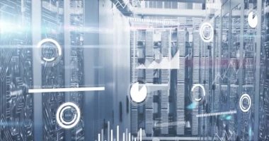 Bilgisayar sunucu odasında beyaz grafikler, çizelgeler ve veri işleme. İletişim, veri ve dijital arayüz teknolojisi, dijital olarak oluşturulmuş video.