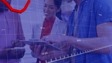 Tablet hakkındaki raporları tartışan farklı iş arkadaşları üzerinde değişen sayılarla düşen grafiğin animasyonu. Dijital bileşik, çoklu pozlama, iş, kayıp, azalma, takım çalışması ve teknoloji konsepti.