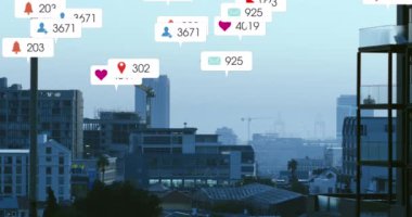 Şehir manzarasına karşı sosyal medya simgelerinin animasyonu. Sosyal medya ağı ve iş teknolojisi kavramı
