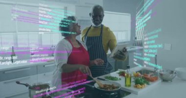 Bilgisayar dilinin animasyonu evde mutfakta yemek pişiren mutlu Afrika kökenli Amerikalı çiftin üstünde. Dijital bileşim, çoklu pozlama, kodlama, aşk, birliktelik ve teknoloji konsepti.