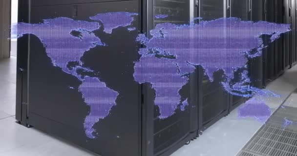 コンピュータサーバールームに対する世界地図上のグリッチ効果のアニメーション グローバルネットワークとビジネスデータストレージ技術の概念 — ストック動画