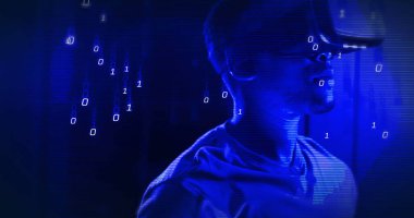 Sunucu odasında VR kulaklık kullanan Afro-Amerikan iş adamının veri işleme kompozisyonu. Teknoloji, bilgisayar ve çevrimiçi güvenlik konsepti dijital olarak oluşturuldu.