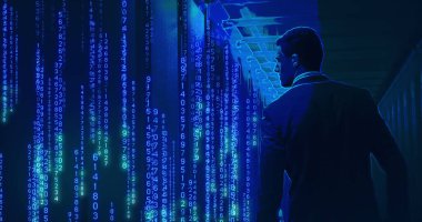 Beyaz iş adamının sunucu odasında veri işleme kompozisyonu. Teknoloji, bilgisayar ve çevrimiçi güvenlik konsepti dijital olarak oluşturuldu.