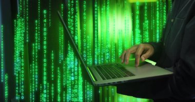 Sunucu odasında dizüstü bilgisayar kullanan Afro-Amerikan iş adamının veri işleme kompozisyonu. Teknoloji, bilgisayar ve çevrimiçi güvenlik konsepti dijital olarak oluşturuldu.