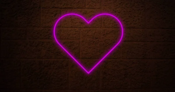 Σύνθεση Από Ροζ Νέον Καρδιά Πάνω Από Τοίχο Από Τούβλα — Φωτογραφία Αρχείου