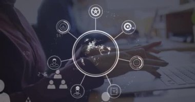 Ofisteki Kakuasyalı iş kadınının simgeleriyle bağlantı ağının animasyonu. Küresel iş, finans, hesaplama ve veri işleme kavramı dijital olarak oluşturulmuş video.