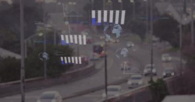 Şehir trafiğinin hava görüntüsüne karşı veri işleme animasyonu. Bilgisayar arayüzü ve iş veri teknolojisi kavramı