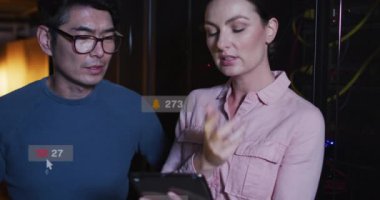 Sunucu odasında çalışan çeşitli erkek ve kadın mühendisler üzerinde sosyal medya simgelerinin canlandırılması. Sosyal medya ağı ve iş veri depolama teknolojisi kavramı