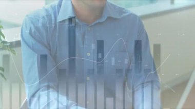 Kafkas işadamının ofisindeki finansal veri işleme animasyonu. Küresel iş, finans, hesaplama ve veri işleme kavramı dijital olarak oluşturulmuş video.