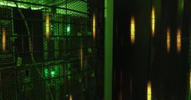 Parlak sarı ışıklar ve yeşil ışık üzerinde veri işleme, karanlık bilgisayar sunucu odası. İletişim ağı, veri ve dijital arayüz teknolojisi, dijital olarak oluşturulmuş video.