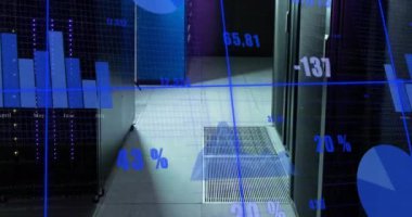 Mavi çizelgeler ve grafik işleme verileri karanlık bilgisayar sunucu odasında parlayan sunucularda. İletişim, veri ve dijital arayüz teknolojisi, dijital olarak oluşturulmuş video.