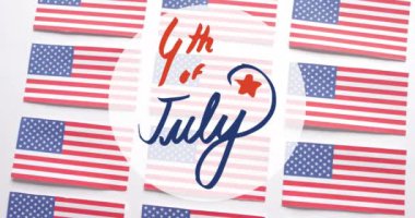 4 Temmuz metninin animasyonu beyaz arka planda Amerika Birleşik Devletleri bayrakları üzerinde. Amerika 'nın bağımsızlık günü, gelenek ve kutlama konsepti dijital olarak oluşturuldu.