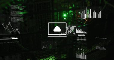 Siyah arkaplanda parlayan yeşil ışıklar üzerinde bulut simgesi, grafikler, grafikler ve veri işleme. Bulut hesaplama, bilgi ağı ve dijital arayüz teknolojisi, dijital olarak oluşturulmuş video.