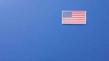 4 Temmuz Bağımsızlık Günü Animasyonu Amerika Birleşik Devletleri bayrağı üzerine yazılmış bir metin. Amerika 'nın bağımsızlık günü, gelenek ve kutlama konsepti dijital olarak oluşturuldu.