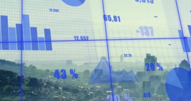 Çoklu grafik animasyonu ve modern şehir üzerinde dağ ve gökyüzüne karşı değişen sayılar. Dijital bileşik, çoklu pozlama, rapor, iş, binalar ve mimari konsept.