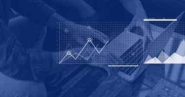 Bilgisayar kullanan kadın hakkında istatistik ve veri işleme animasyonu. Dijital olarak oluşturulmuş küresel bağlantılar, hesaplama ve veri işleme kavramı.