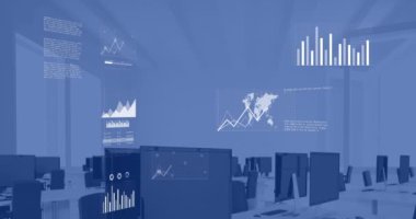 Dünya haritası, çizelgeler ve grafikler boş ofislerdeki bilgisayarların üzerindeki verileri işliyor. İş, iletişim, veri ve dijital arayüz teknolojisi, dijital olarak oluşturulmuş video.