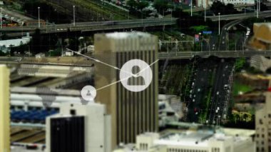 Modern binalara bağlı simgelerin canlandırılması ve caddelerde hareket halindeki araçların hızlandırılması.