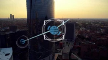 Dijital simge ağı üzerinden şehir manzarasının havadan görüntüsü üzerinden tarama animasyonu. Küresel ağ ve iş teknolojisi kavramı
