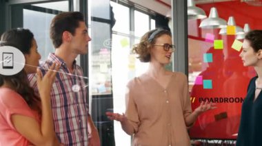 Ofisteki çeşitli iş adamlarının simgeleriyle bağlantı ağının animasyonu. Küresel iş, finans, hesaplama ve veri işleme kavramı dijital olarak oluşturulmuş video.