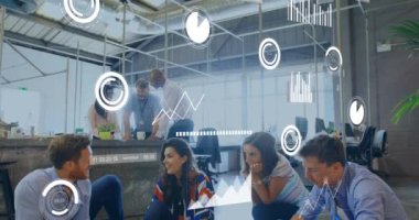 Ofiste yerde otururken çeşitli meslektaşların tartıştığı veri işleme animasyonu. Bilgisayar arayüzü ve iş teknolojisi kavramı