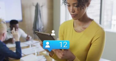 Afro-Amerikan iş kadınının ofisindeki ikonlar ve veri işleme animasyonu. Küresel iş, finans, hesaplama ve veri işleme kavramı dijital olarak oluşturulmuş video.