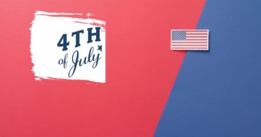 Kırmızı ve mavi arka planda Amerika Birleşik Devletleri bayrağı üzerinde 4 Temmuz metninin animasyonu. Amerika 'nın bağımsızlık günü, gelenek ve kutlama konsepti dijital olarak oluşturuldu.
