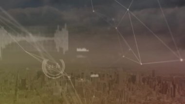 Bulutlu gökyüzüne karşı modern şehir manzarası üzerinde grafik simgeleriyle bağlı noktaların animasyonu. Dijital kompozit, çoklu pozlama, iletişim, rapor, iş dünyası, gökdelenler ve mimari konsept.