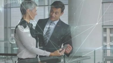 Çeşitli iş adamları üzerindeki bağlantı ağının animasyonu. Dijital olarak oluşturulmuş küresel bağlantılar, hesaplama ve veri işleme kavramı.