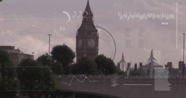 Londra şehrinde finansal veri işleme animasyonu. Küresel iş, finans, hesaplama ve veri işleme kavramı dijital olarak oluşturulmuş video.