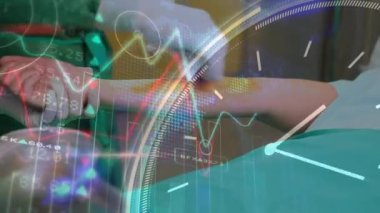 Ameliyathanedeki çeşitli cerrah ve hastalar üzerinde veri işleme animasyonu. Küresel tıp, sağlık, bilgisayar ve veri işleme kavramı dijital olarak oluşturulmuş video.