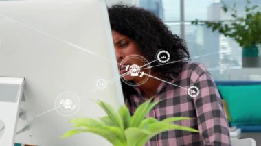 Ofisteki bilgisayarı kullanan iki ırklı iş kadınıyla olan bağlantıların animasyonu. Küresel iş, finans, hesaplama ve veri işleme kavramı dijital olarak oluşturulmuş video.