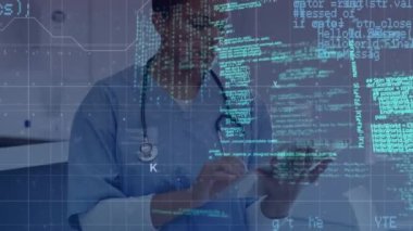 Afro-Amerikan kadın doktor üzerinde veri işleme animasyonu. Küresel sağlık, bilim, tıp, araştırma, bilgisayar ve veri işleme kavramı dijital olarak oluşturulmuş video.