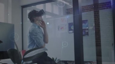 Ofiste VR kulaklık takan iş adamlarının simgeleriyle olan bağlantılarının canlandırılması. Küresel iş, finans, hesaplama ve veri işleme kavramı dijital olarak oluşturulmuş video.