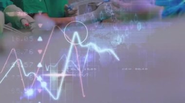 Ameliyathanedeki çeşitli cerrahların veri işleme animasyonları. Küresel tıp, sağlık, bilgisayar ve veri işleme kavramı dijital olarak oluşturulmuş video.